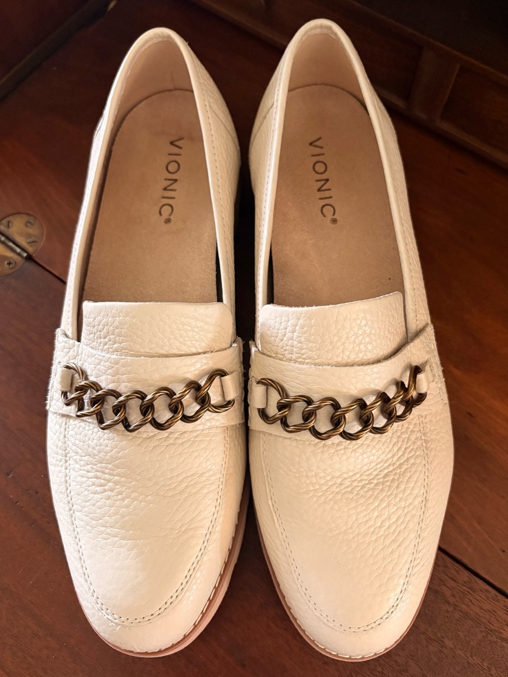 VIONIC Emalyn Cream Pebbled Leather Lug Sole Loafers  | Size 9